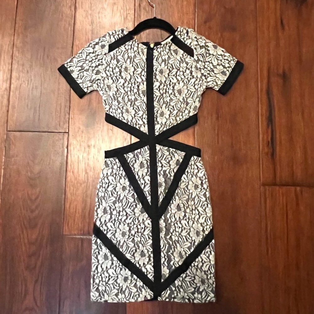 TOBI CUT-OUT FLORAL SHORT SLEEVE MINI DRESS, SIZE US SMALL, BLACK/WHITE